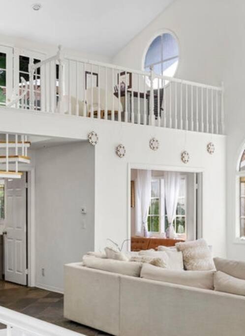 Stunning Mediterranean Mansion In Laurel Canyon Лос-Анджелес Экстерьер фото