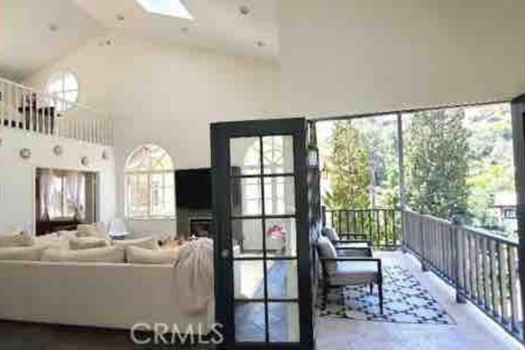 Stunning Mediterranean Mansion In Laurel Canyon Лос-Анджелес Экстерьер фото