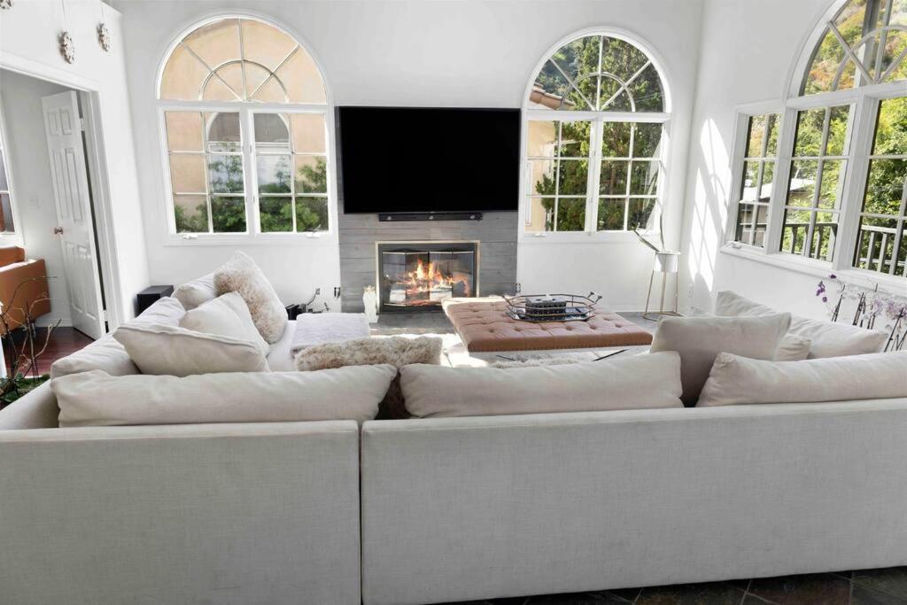 Stunning Mediterranean Mansion In Laurel Canyon Лос-Анджелес Экстерьер фото